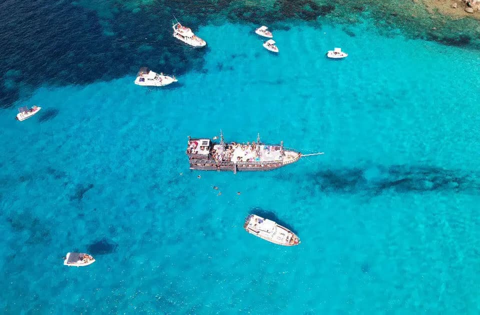Tour in barca diurno con navi pirata, pranzo e musica - Lampedusa 10