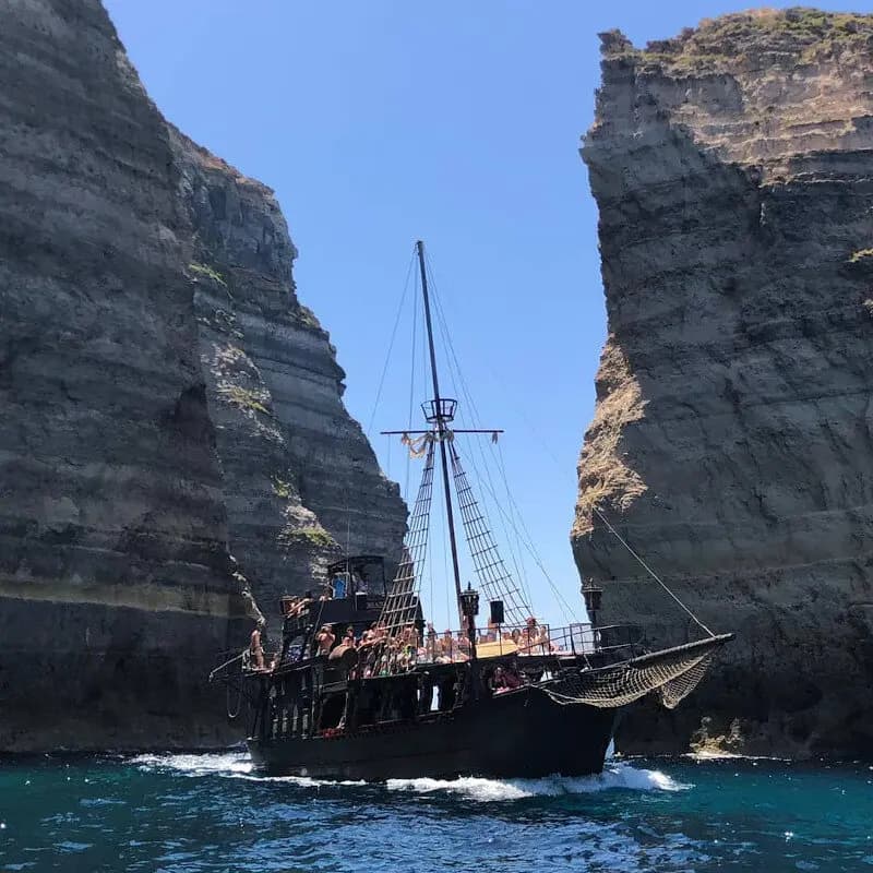 Tour in barca diurno con navi pirata, pranzo e musica - Lampedusa 9