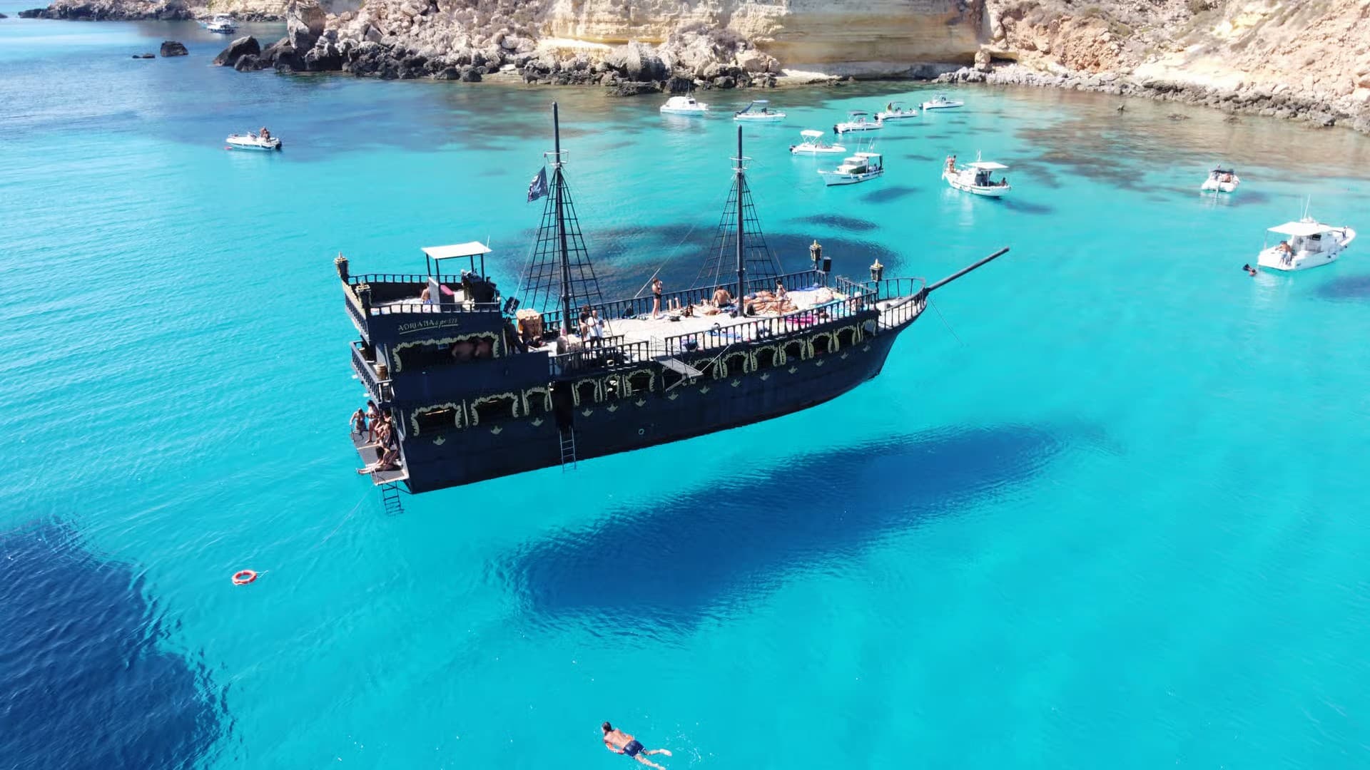 Tour in barca diurno con navi pirata, pranzo e musica - Lampedusa 1
